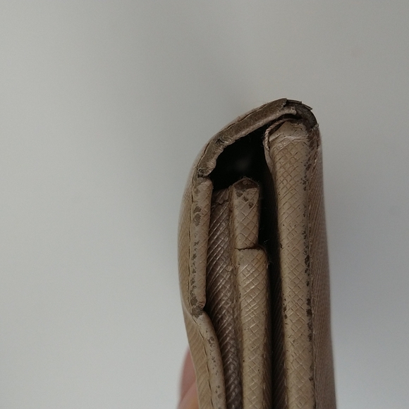 AUTHENTIC SALVATORE FERRAGAMO BEIGE LEATHER BI-FOLD WALLET - Picture 8 of 9